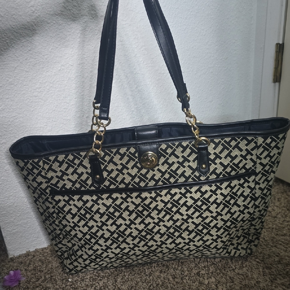 Tommy Hilfiger TH Patterned Black & Tan W/ Gold Hardware Large Tote (EUC)✨️🖤✨